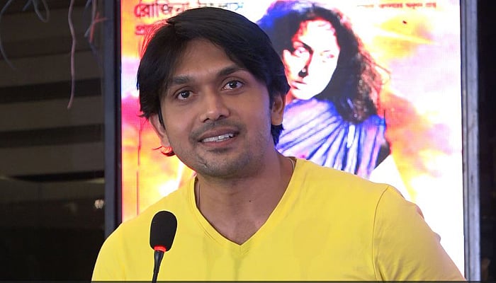 ‘ফিরে দেখা’ ছবির অনুষ্ঠানে কথা বলছেন আরিফিন শুভ