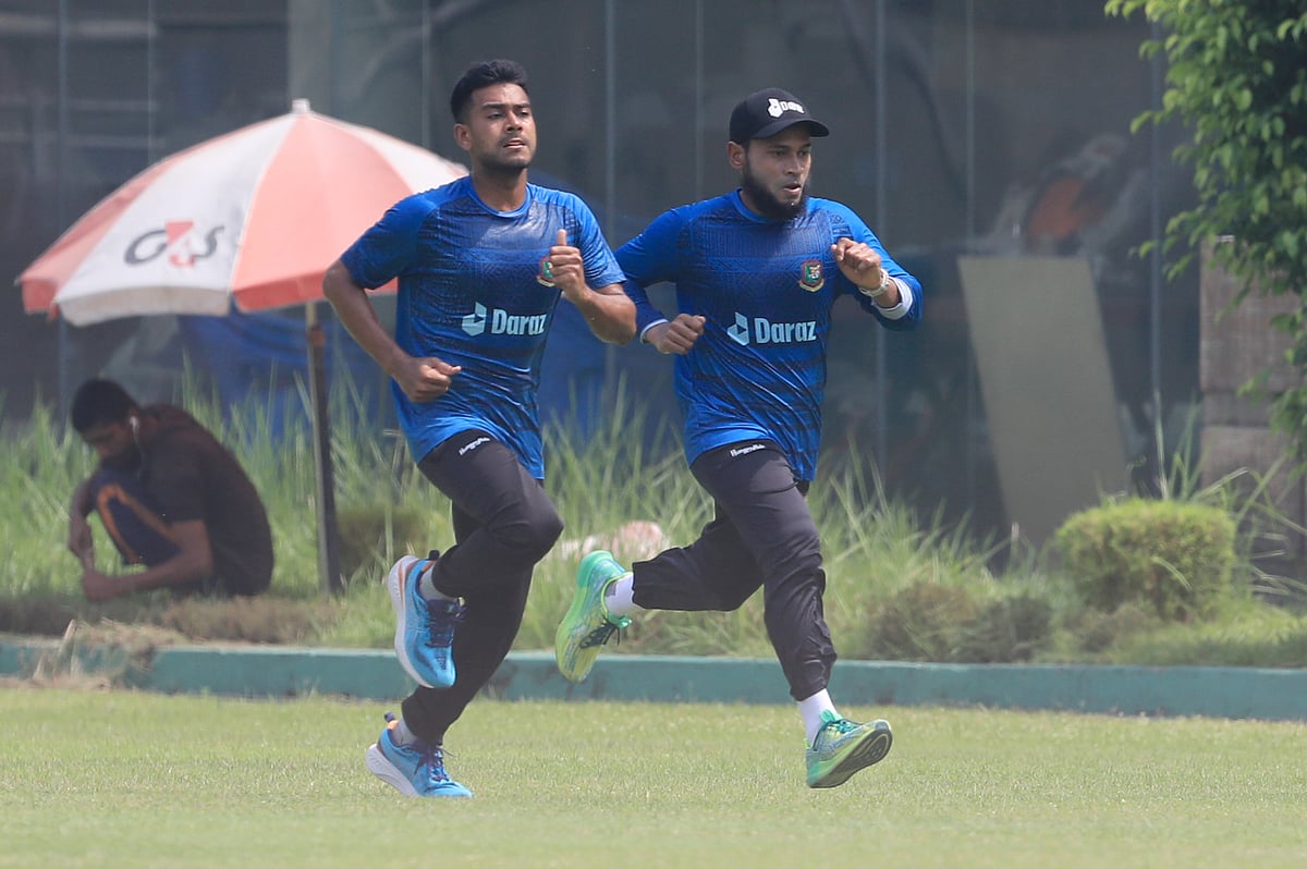 শেরেবাংলা স্টেডিয়ামে কাল প্রচণ্ড গরমের মধ্যে অনুশীলন করেছেন জাতীয় দলের ক্রিকেটাররা। দৌড়াচ্ছেন মেহেদী হাসান মিরাজ ও মুশফিকুর রহিম