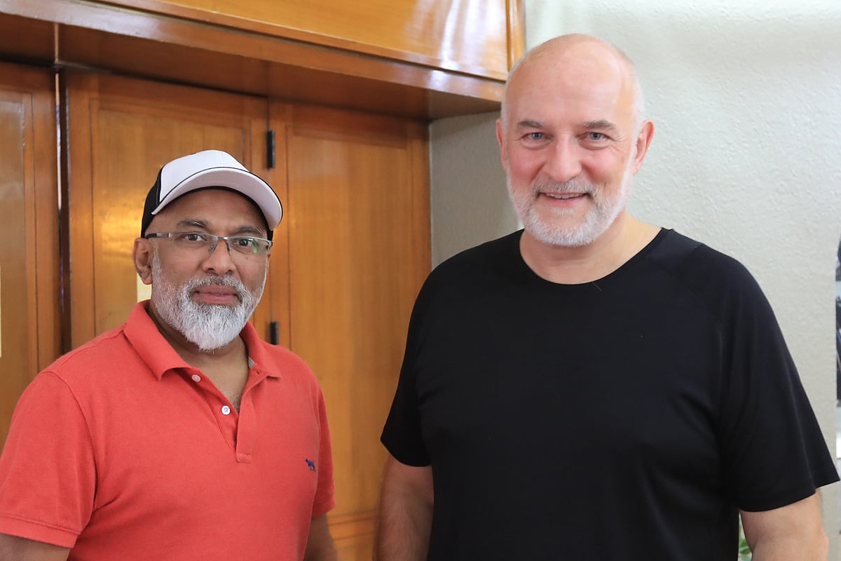 কোচ হাথুরুসিংহের সঙ্গে মাইন্ড ট্রেনার অ্যালান ব্রাউন