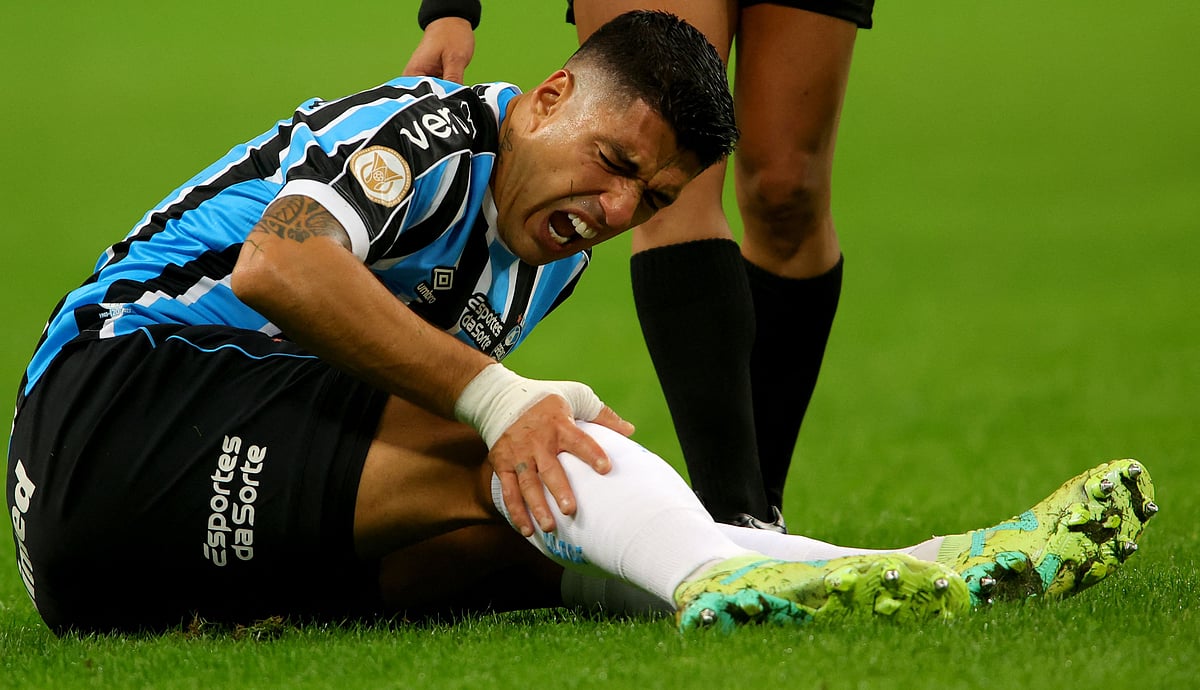 আমেরিকা এমজির বিপক্ষে কয়েকবারই ম্যাচ চলাকালীন হাঁটুর ব্যথায় কাতরাতে দেখা গেছে সুয়ারেজকে