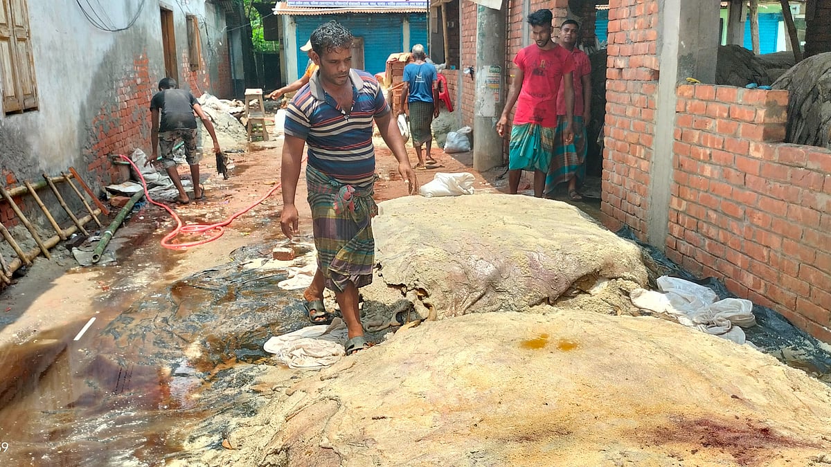 মোকামে বিভিন্ন আড়তে শ্রমিকেরা কাঁচা চামড়ায় লবণ দিয়ে সংরক্ষণের কাজ করছেন। আড়তের ভেতরে লবণ মাখানো গরু ও ছাগলের চামড়া স্তূপ করে সাজিয়ে রাখা হচ্ছে। আজ শুক্রবার দুপুরে যশোরের রাজারহাট চামড়ার মোকামে