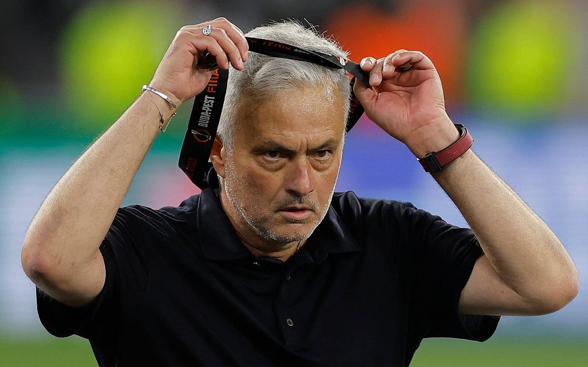 ইউরোপা লিগের ফাইনালে রেফারির ওপর চড়াও হন মরিনিও