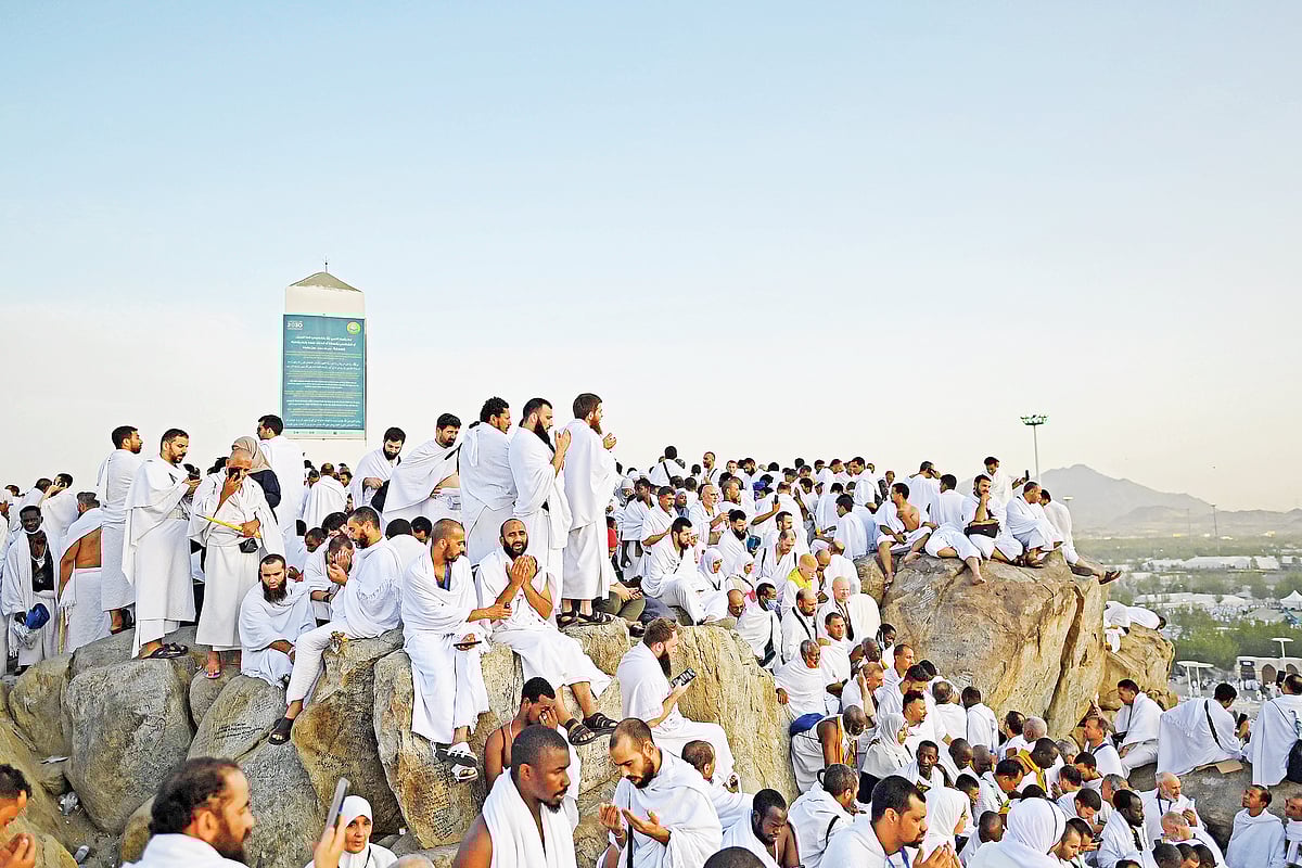 আরাফাতের ময়দানে পবিত্র কোরআন তিলাওয়াত, জিকির–আসকার ও প্রার্থনায় মগ্ন হাজিরা। মঙ্গলবার পবিত্র মক্কা নগরীতে