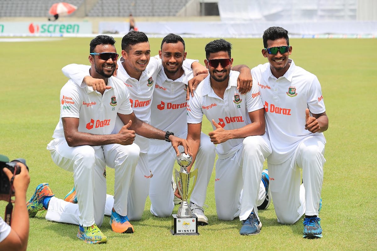 বাঁয়ের তিন জন খেলেছেন, ডানের দুই পেসার এ টেস্টের একাদশে ছিলেন না। তবে হাসি সবারই চওড়া। মিরপুর টেস্টে আফগানিস্তানকে হারানো পর।