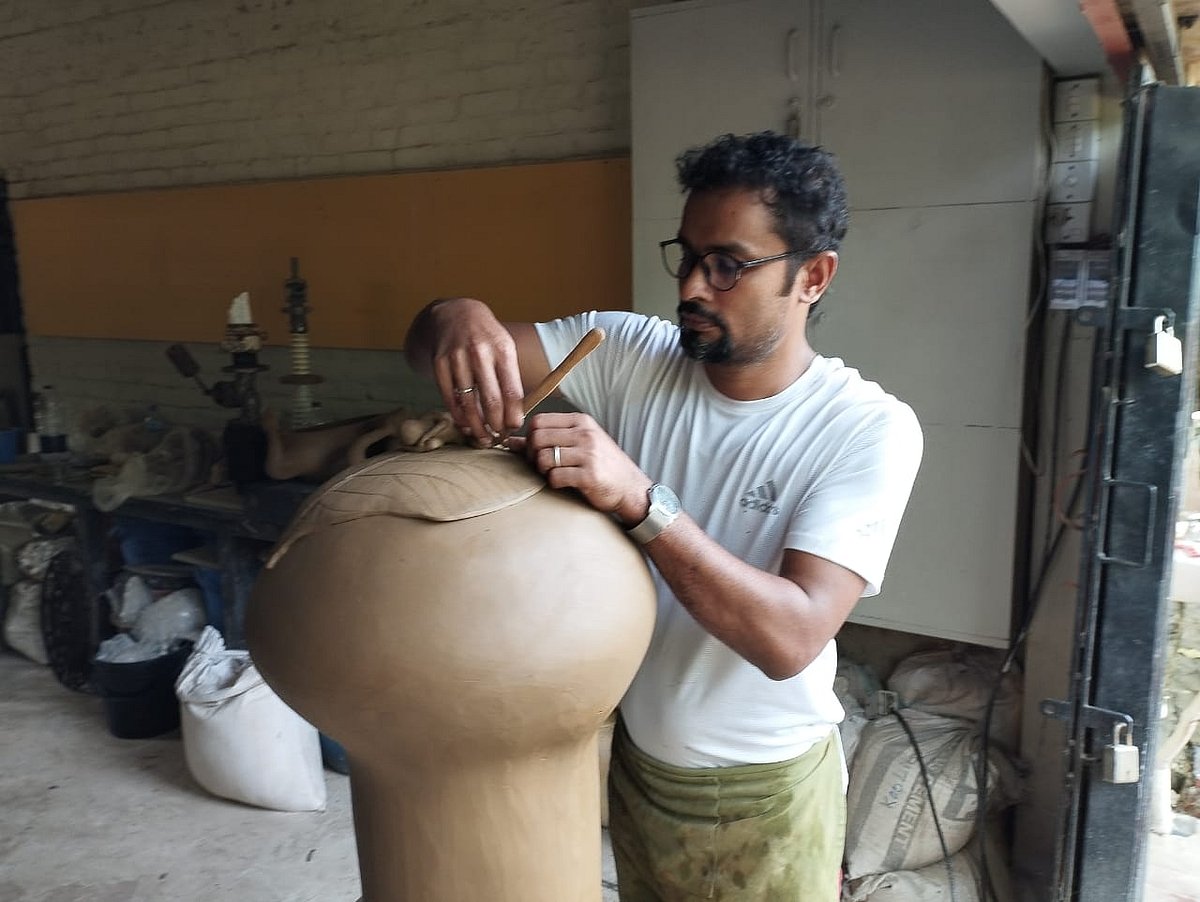 মাশরুম ক্লাউড নামের শিল্পকর্মে শেষ আঁচড় দিচ্ছেন ভাস্কর অসীম হালদার।
আজ দুপুরে চট্টগ্রামের চৌধুরীর হাটের ভাস্কর্য কেন্দ্রে।