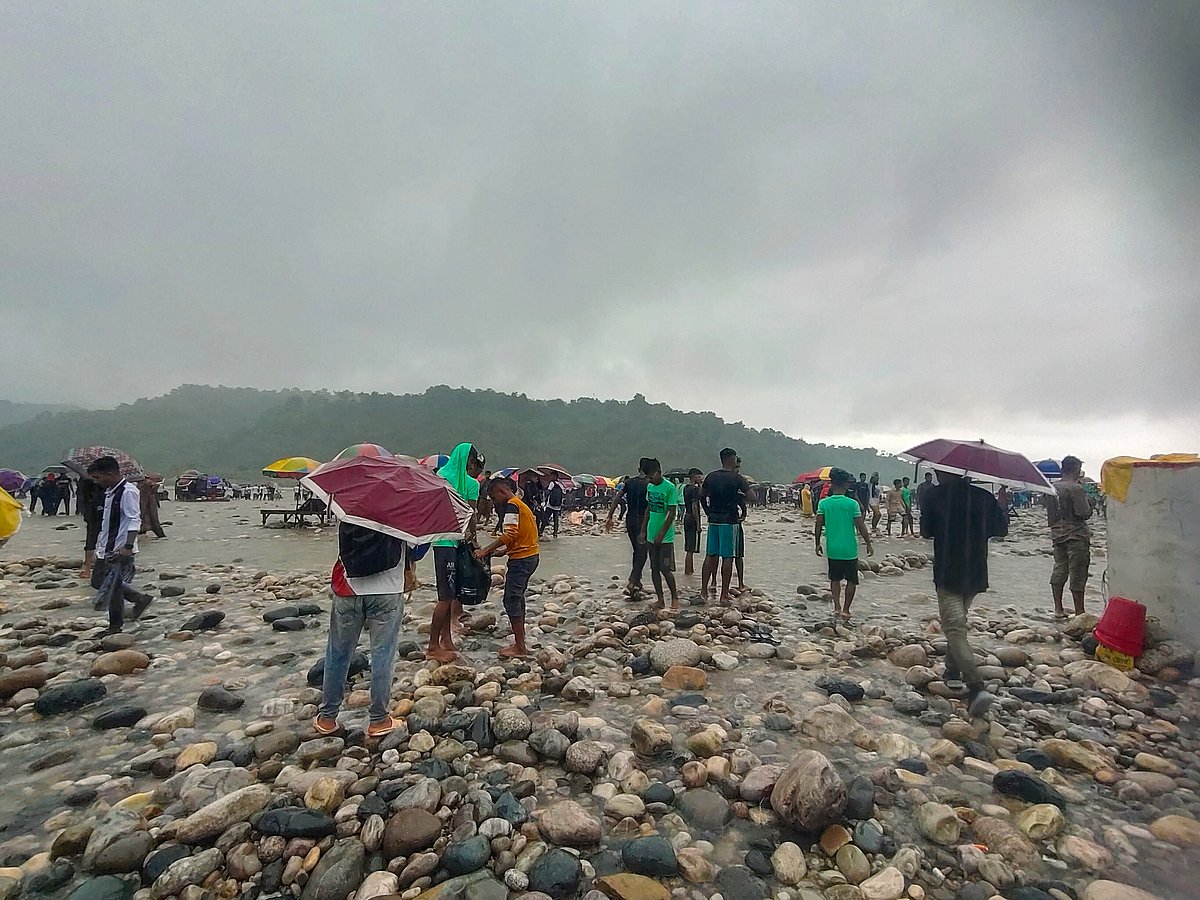 ‌সিলেটের কোম্পানীগঞ্জের সাদাপাথর পর্যটনকেন্দ্রে বৃষ্টি উপেক্ষা করে আজ দুপুরে কিছু পর্যটক উপস্থিত হয়েছিলেন। তবে বিকেল গড়াতেই উপস্থিতি একেবারেই কমে যায়