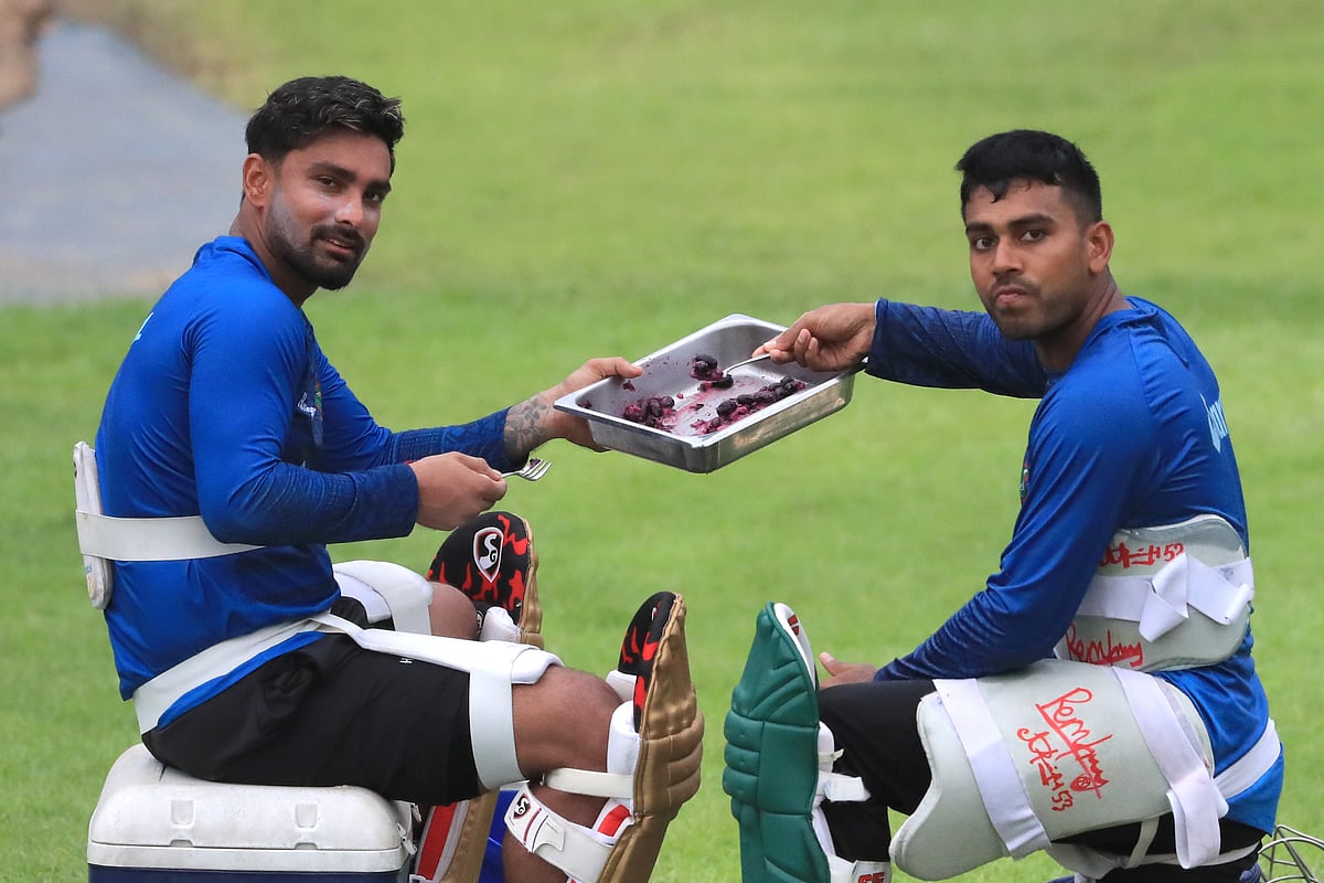 অনুশীলনের ফাঁকে ফল খাচ্ছেন লিটন–মিরাজ