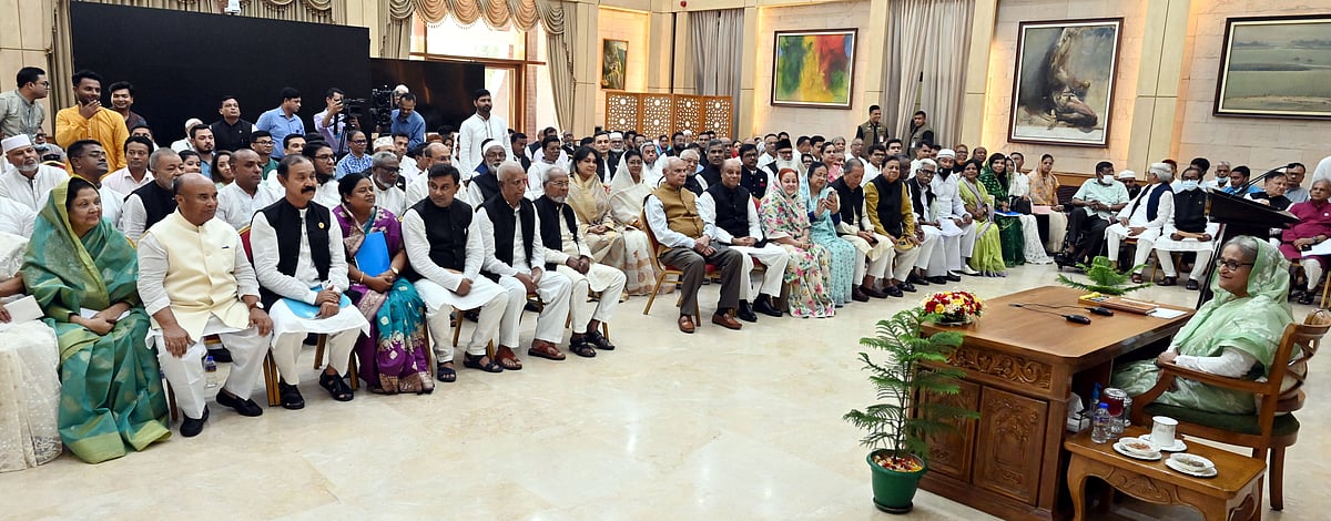 প্রধানমন্ত্রী শেখ হাসিনা আওয়ামী লীগ ও এর সহযোগী সংগঠনের নেতা–কর্মীদের সঙ্গে মতবিনিময় করেন। আজ সোমবার গণভবনে