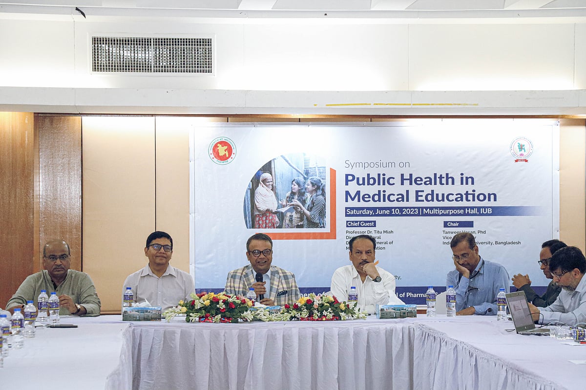 ‘পাবলিক হেলথ ইন মেডিকেল এডুকেশন’ শীর্ষক সিম্পোজিয়ামে অতিথিরা। মাল্টিপারপাস হল, আইইউবি, ঢাকা, ১০ জুন