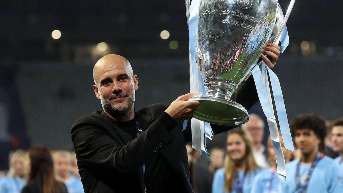 চ্যাম্পিয়নস লিগ ট্রফি হাতে গার্দিওলা