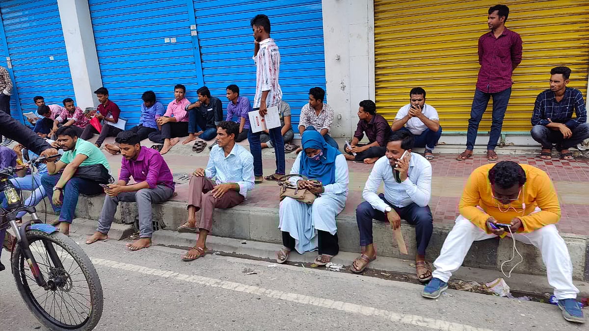 চাকরির পরীক্ষার জন্য অপেক্ষায় আছেন অংশগ্রহণকারী। চলছে শেষ মুহূর্তের প্রস্তুতি। মোহাম্মদপুর, ঢাকা, ১৪ জুলাই