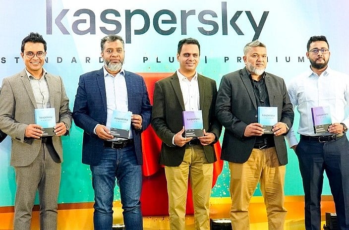 নতুন পণ্যগুলোর মোড়ক উন্মোচন করেন ক্যাসপারস্কি দক্ষিণ এশিয়ার কনজ্যুমার বিজনেস বিভাগের প্রধান পুরুষোত্তম ভাটিয়া (মাঝখানে)