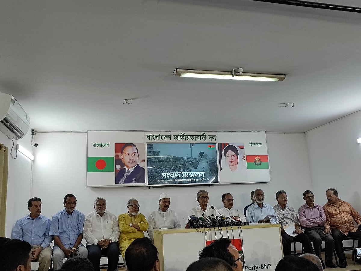 বিএনপির স্থায়ী কমিটির বৈঠক শেষে সমাবেশ এক দিন পিছিয়ে দেওয়ার কথা জানান দলটির মহাসচিব মির্জা ফখরুল ইসলাম আলমগীর। আজ বুধবার রাতে গুলশানে বিএনপির চেয়ারপারসনের কার্যালয়ে