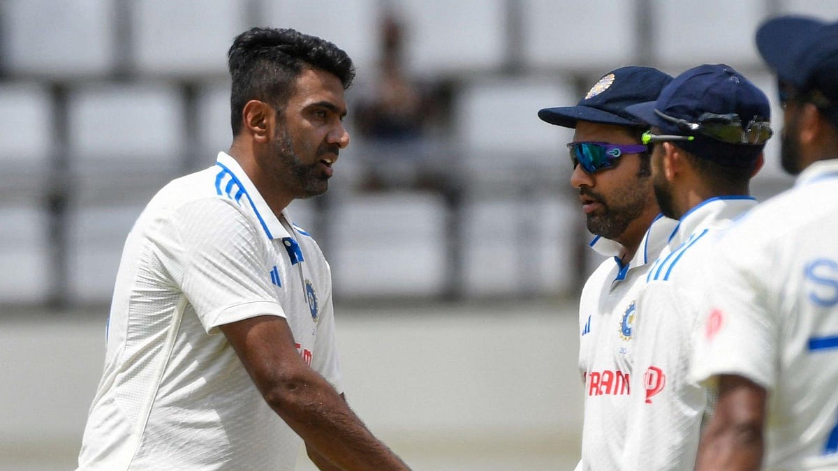 তেজনারায়ণ চন্দরপলকে আউট করে প্রথম ভারতীয় হিসেবে বাবা–ছেলে দুজনেরই উইকেট নেওয়ার কীর্তি গড়েছেন রবিচন্দ্রন অশ্বিন