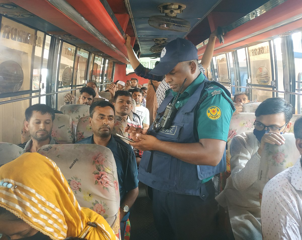 ঢাকার অন্যতম প্রবেশমুখ আবদুল্লাহপুর মোড়ে যাত্রীবাহী বাসে তল্লাশি চালাচ্ছে পুলিশ। শুক্রবার সকাল ১০টার দিকে