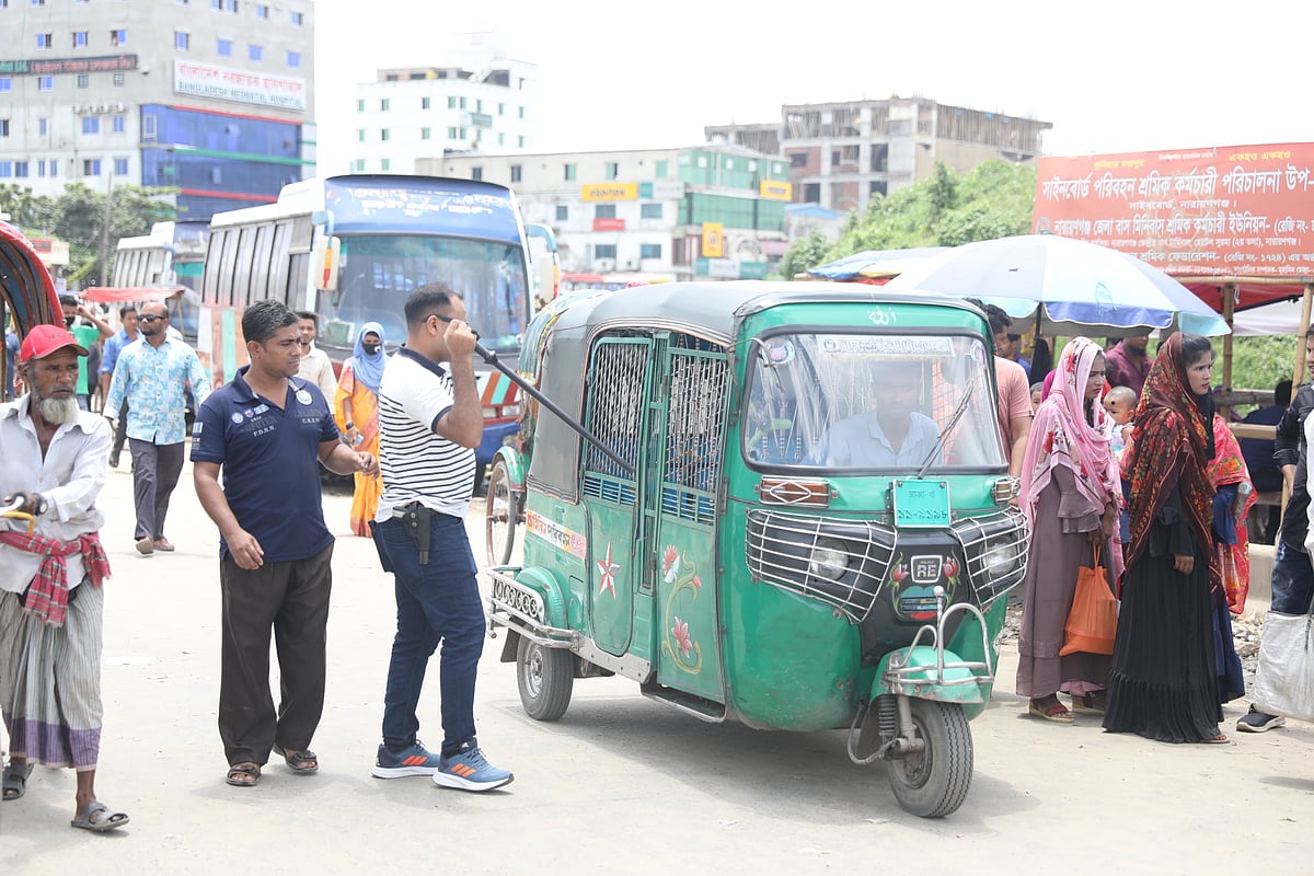 রাজধানীতে বিএনপির সমাবেশকে কেন্দ্র করে তল্লাশিচৌকি বসিয়ে পুলিশ অবস্থান নেয় সড়কের বিভিন্ন স্থানে। সড়কে গাড়ি থামিয়ে না রাখার জন্য সিএনজিচালিত অটোরিকশাচালককে তাগাদা দিচ্ছেন এক পুলিশ সদস্য। ঢাকা-চট্টগ্রাম মহাসড়কের সাইনবোর্ড এলাকায় দুপুর পৌনে ১২টায়