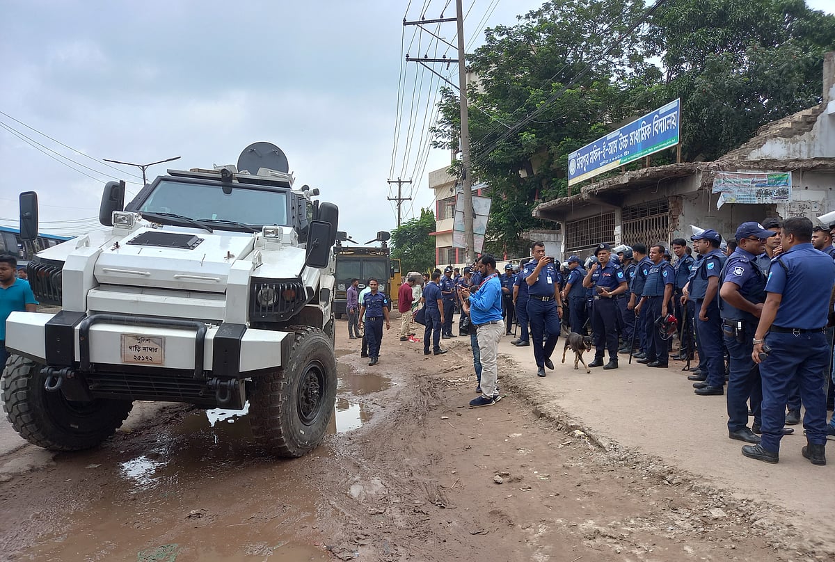 সাভারের আমিনবাজারে পুলিশের সতর্ক অবস্থান। রয়েছে সাঁজোয়া যান, জল কামান। সকাল সাড়ে ৯টার দিকে