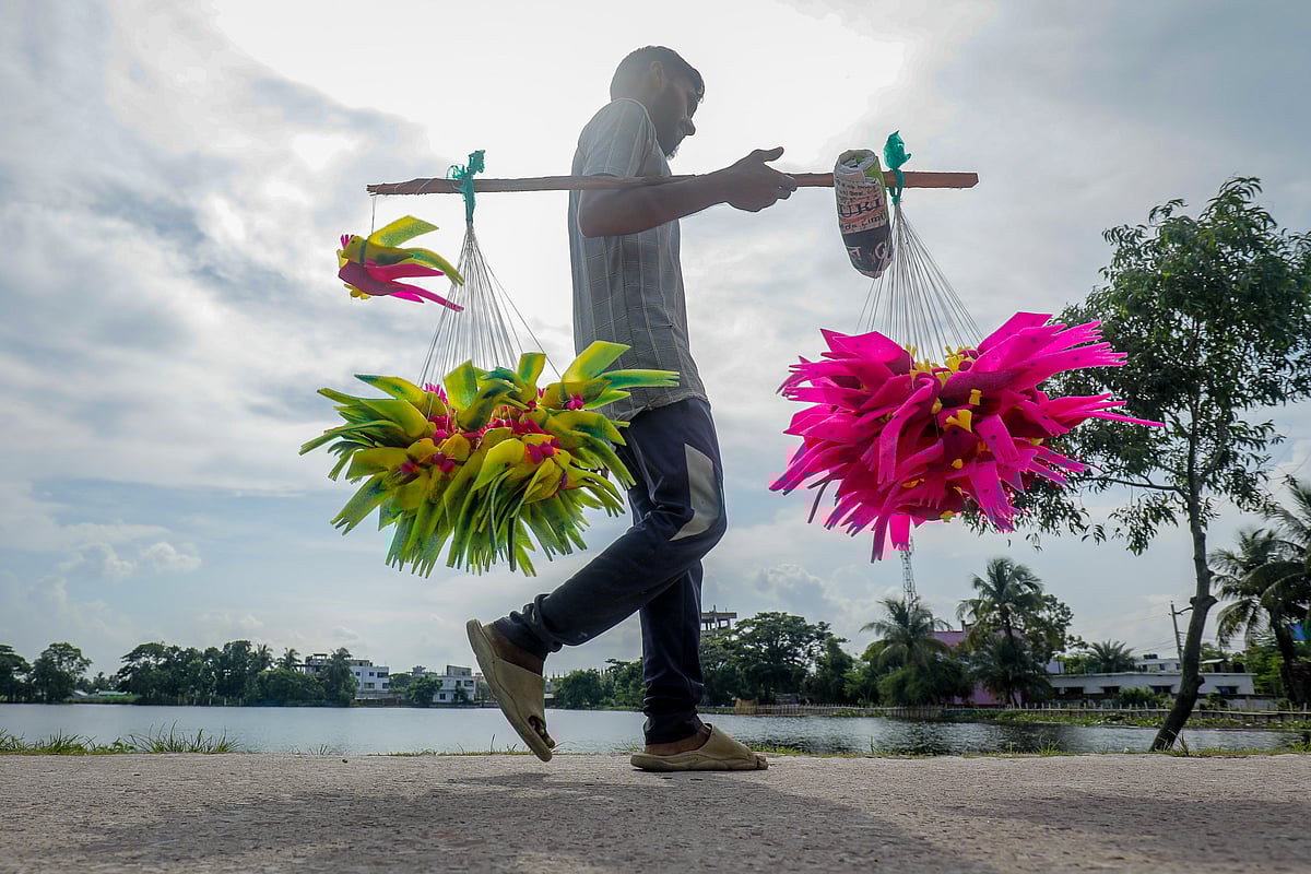 আবু সাঈদ যশোরের কেশবপুর থেকে ফোম দিয়ে তৈরি খেলনা বিক্রি করতে এসেছেন খুলনায়। বাস্তুহারা, খুলনা, ৩ জুলাই