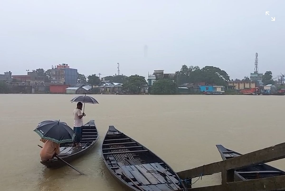 গত কয়েক দিনের ভারী বৃষ্টি ও উজানের ঢলে নেত্রকোনার উব্দাখালি নদীর পানি বিপৎসীমার ওপর দিয়ে প্রবাহিত হচ্ছে। শনিবার বিকেলে উব্দাখালি নদীর কলমাকান্দা গোদারাঘাট এলাকায়