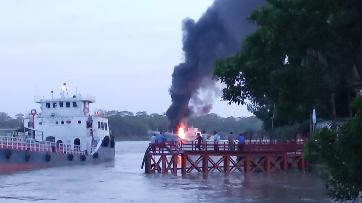 দুর্ঘটনাকবলিত জাহাজ সাগর নন্দিনী-২ থেকে তেল অপসারণের সময় আবার বিস্ফোরণের পর জ্বলছে আগুন। সোমবার সন্ধ্যায় ঝালকাঠি শহরের খেয়াঘাটসংলগ্ন সুগন্ধা নদীতে