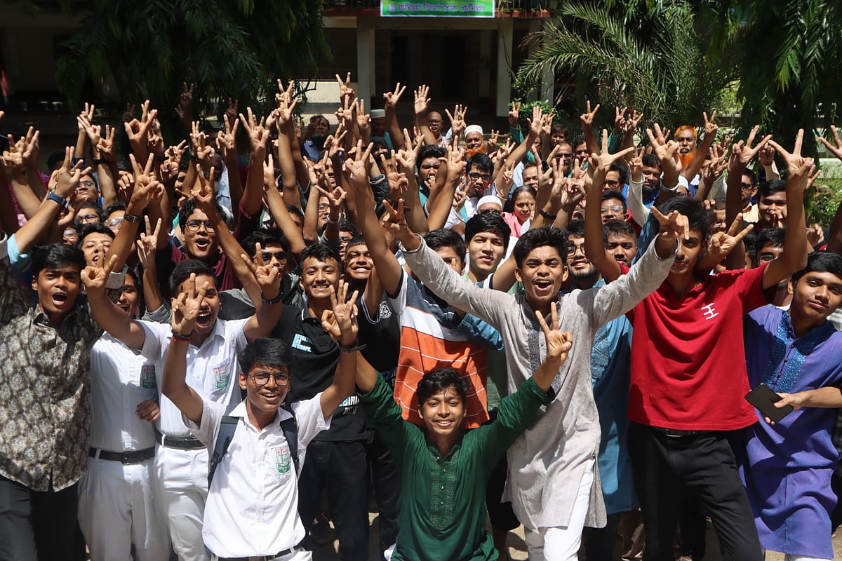 এসএসসি পরীক্ষায় ফলাফল প্রকাশিত হওয়ার পর কুমিল্লা জিলা স্কুলের শিক্ষার্থীদের উল্লাস