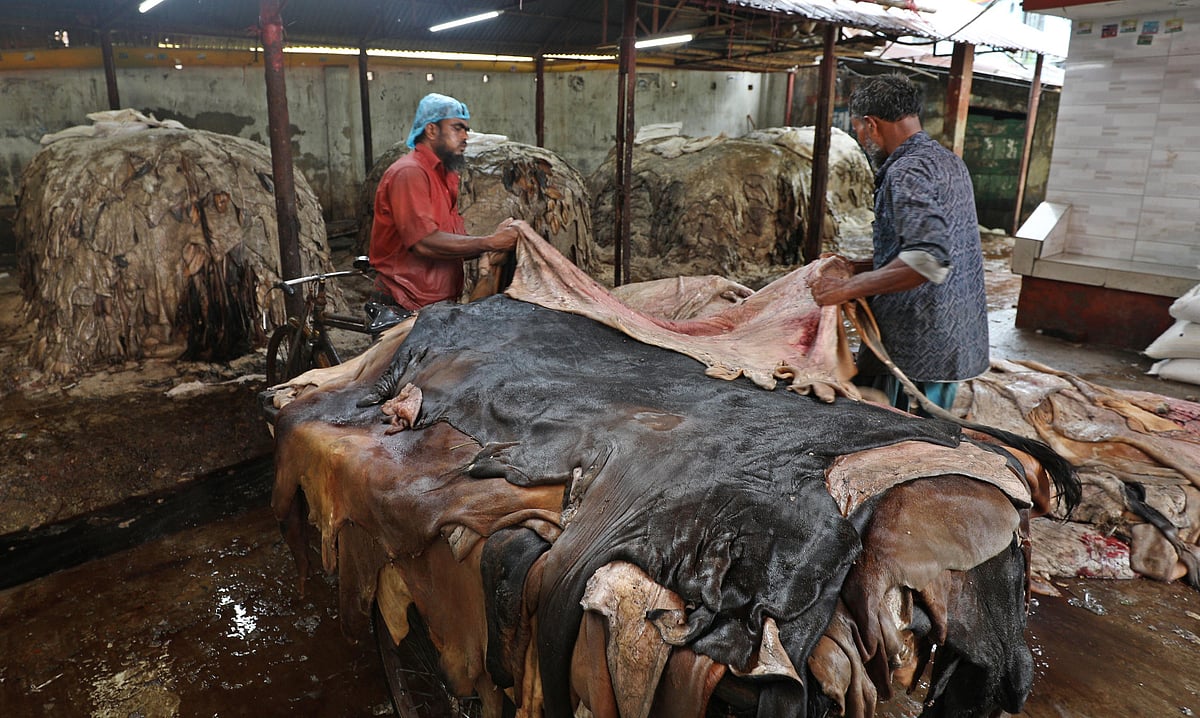 আড়তে আনা চামড়া নামানো হচ্ছে ভ্যান থেকে