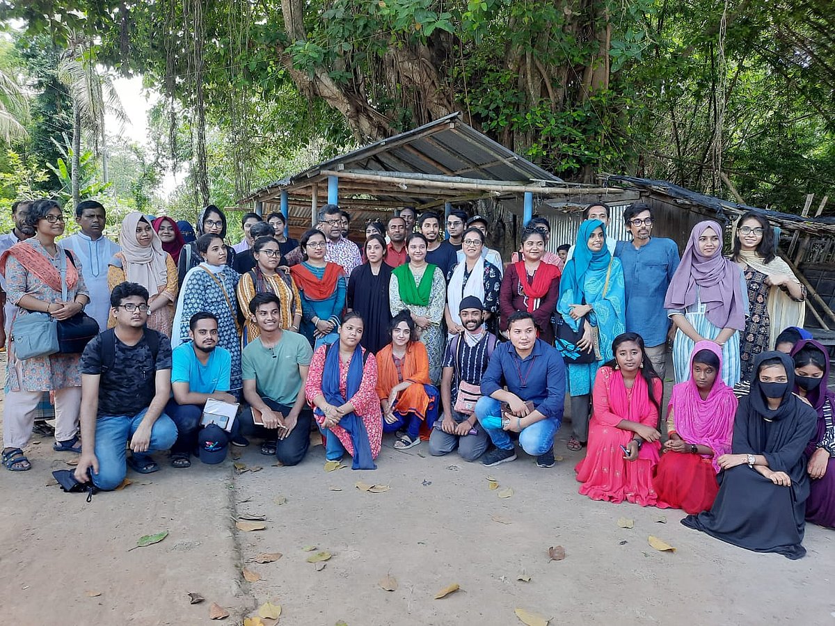 স্মার্ট গ্রাম হিজলী পরিদর্শনে ব্র্যাক বিশ্ববিদ্যালয় একদল শিক্ষার্থী ও শিক্ষক।