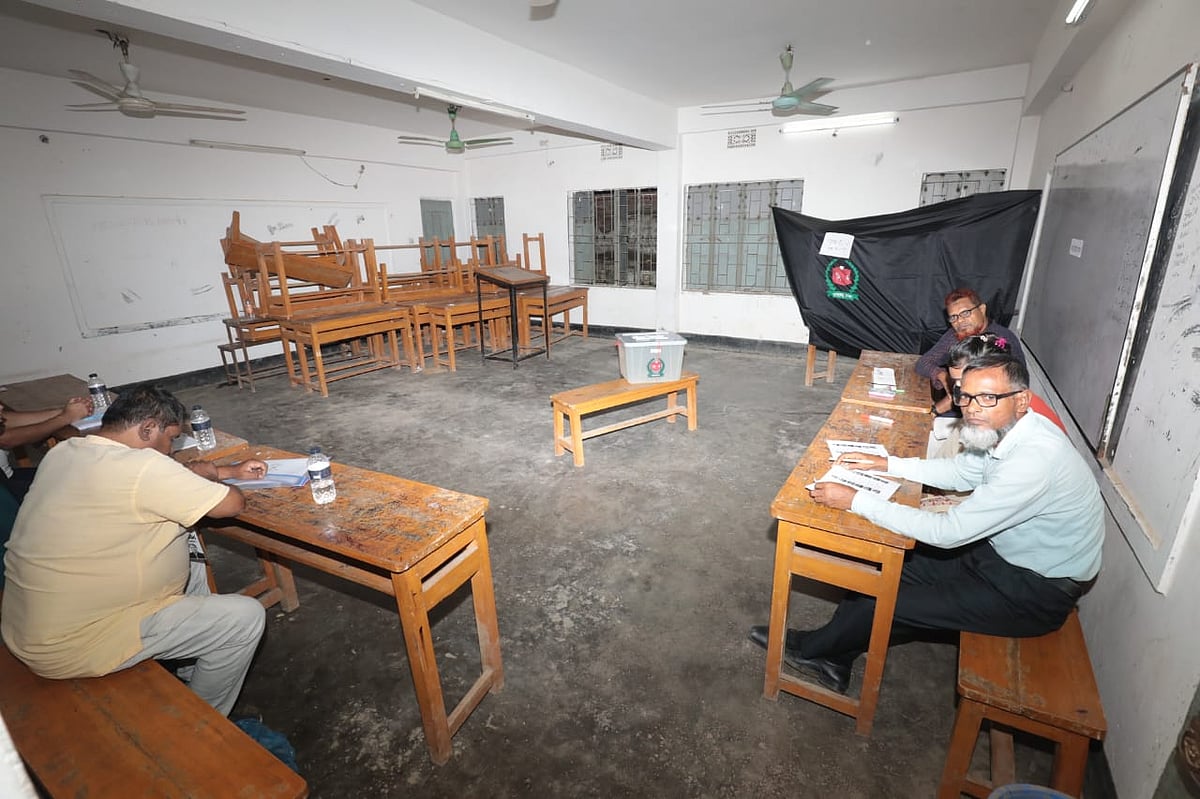 ভোটারদের ভোটগ্রহণে দায়িত্ব পালন করেন যারা, তাঁরাও ভোটার, কিন্তু তাঁদের বেশির ভাগই ভোট দিতে পারেন না।