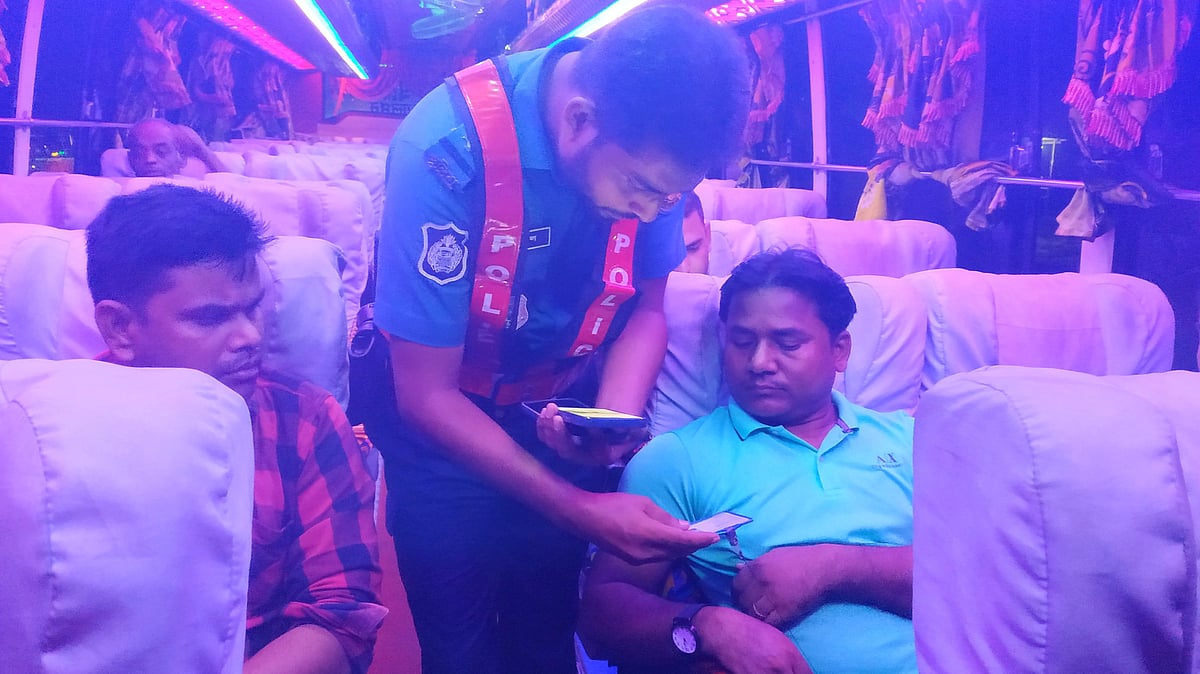 মহাসড়কে বাস থামিয়ে যাত্রীদের নানা প্রশ্নে জেরা করতে থাকেন পুলিশ সদস্যরা। একপর্যায়ে শুরু করেন মুঠোফোন তল্লাশি। গতকাল বৃহস্পতিবার রাত সাড়ে ১১টার দিকে রাজধানীর পার্শ্ববর্তী ধউর বেড়িবাঁধ মোড়ে