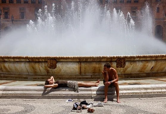 শীতলতার জন্য স্পেন স্কয়ারে ফোয়ারার পাশে আশ্রয় নিয়েছেন তাঁরা