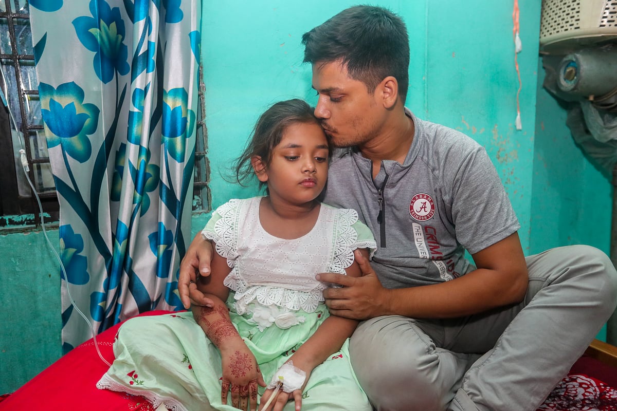 জামিন পেয়ে আদালত থেকে বাসায় ফিরে ডেঙ্গু আক্রান্ত শিশু আদিবার পাশে বাবা হাবিবুর রহমান। ২৭ জুলাই রাজধানীর মানিকনগরের বাসায়