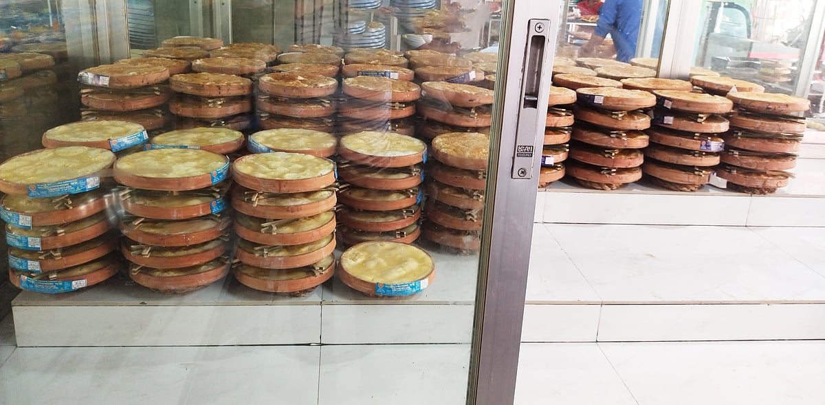 বিক্রির জন্য সাজিয়ে রাখা হয়েছে দই