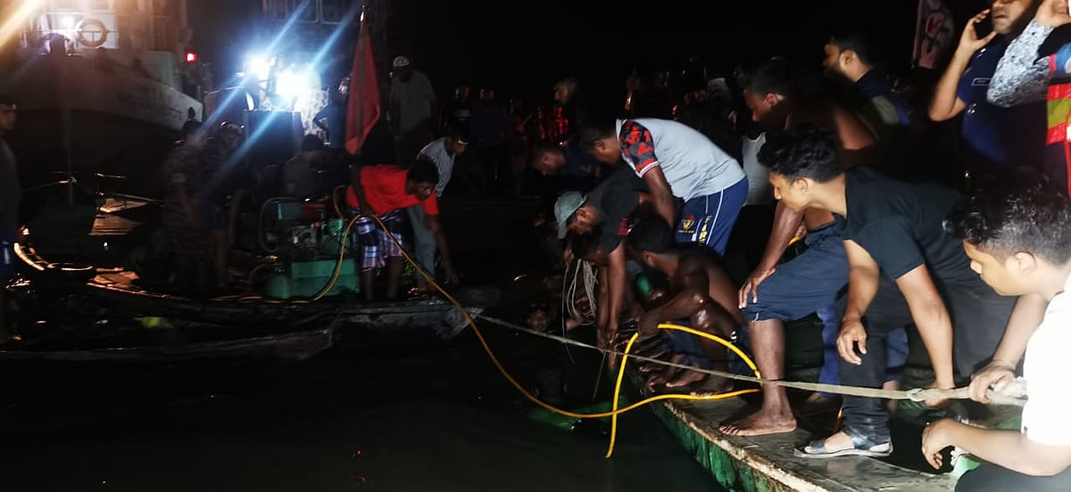 রাত নয়টার দিকে উদ্ধার অভিযান শুরু করেছে ফায়ার সার্ভিসের ডুবুরি দল