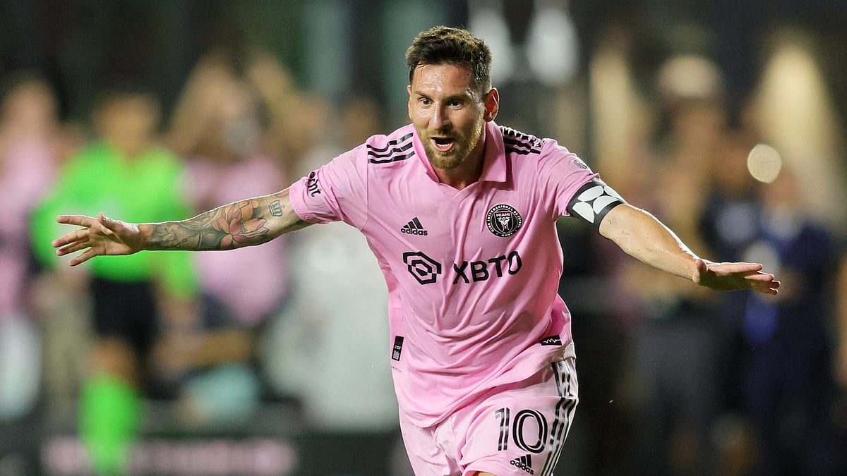 অভিষেক ম্যাচের শেষ মুহূর্তে গোল করে ইন্টার মায়ামিকে জিতিয়েছেন লিওনেল মেসি