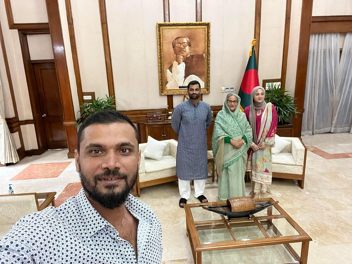 গণভবনে মাশরাফি বিন মুর্তজার সেলফিতে প্রধানমন্ত্রী শেখ হাসিনা, তামিম ইকবাল ও তাঁর স্ত্রী আয়েশা ইকবাল