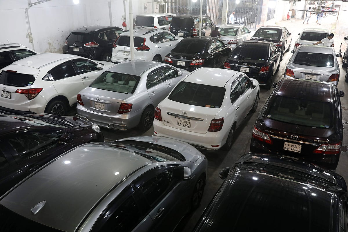 রাজধানীতে ব্যবহৃত গাড়ির একটি বিক্রয়কেন্দ্র
