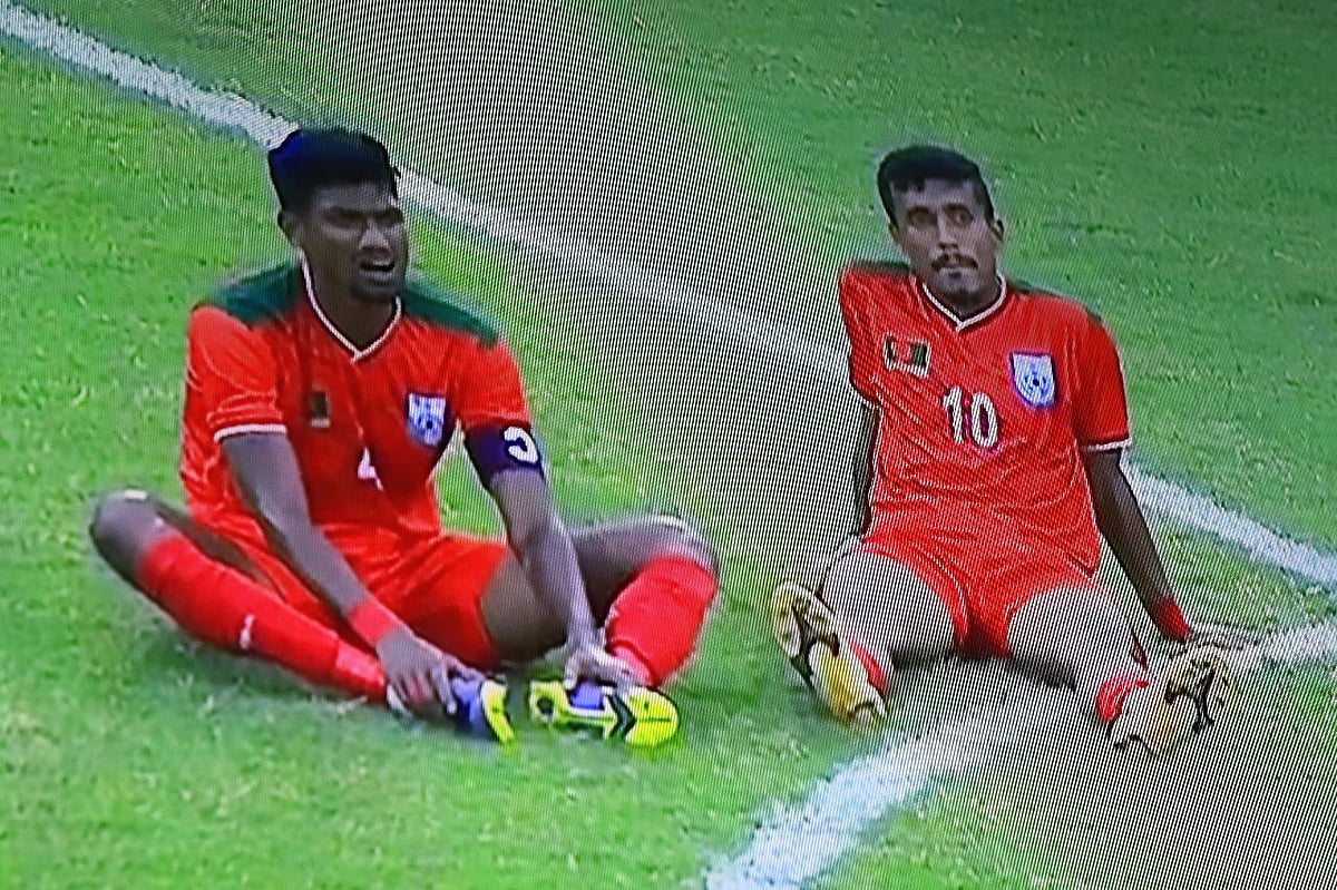 হারের পর হতাশ ফুটবলাররা