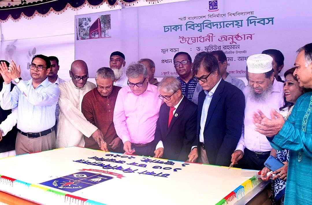 প্রতিষ্ঠাবার্ষিকীতে উপাচার্য মো. আখতারুজ্জামান সবাইকে নিয়ে কেক কাটেন