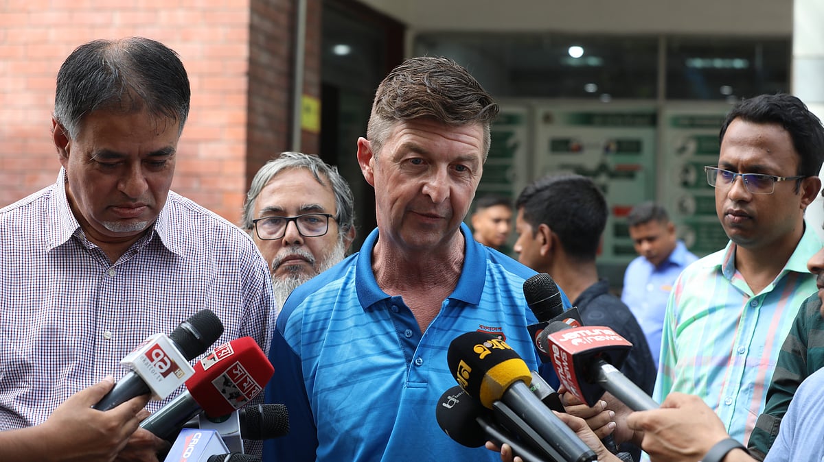 বিসিবিতে সংবাদকর্মীদের সঙ্গে টনি হেমিং