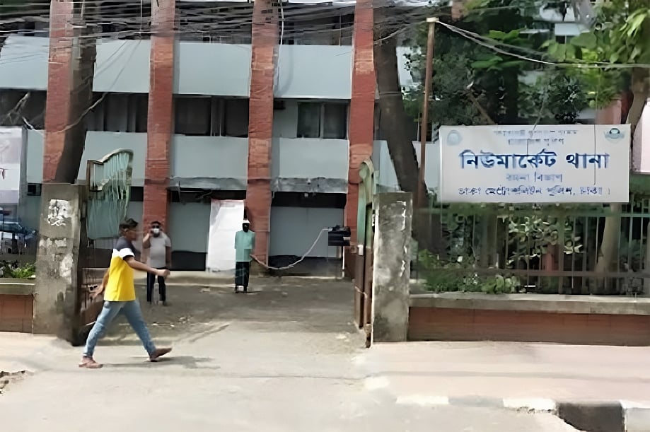 আক্রান্ত দোকান কর্মচারী নিউমার্কেট থানায় লিখিত অভিযোগ দিয়েছেন