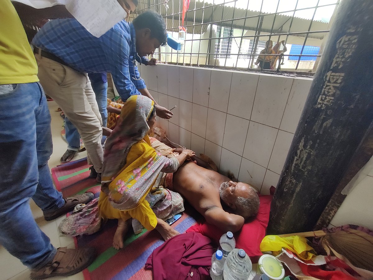 কুষ্টিয়া জেনারেল হাসপাতালে রাসেলস ভাইপার সাপের কামড়ে আহত জাহিদুল ইসলাম