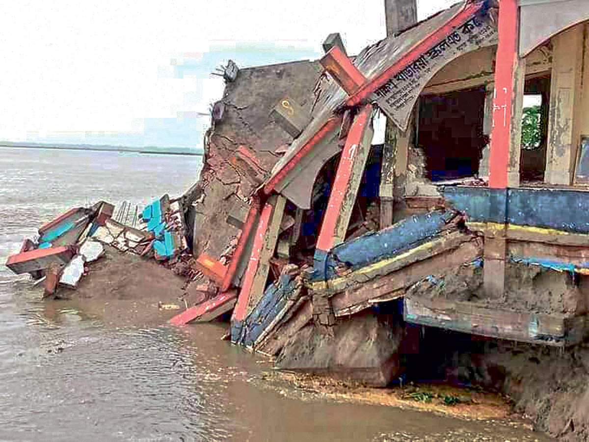 ব্রহ্মপুত্রের ভাঙনে বিলীন হয়েছে নয়ারহাট স্কুল অ্যান্ড কলেজ