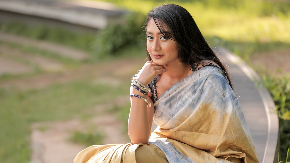 নীল রঙের পলায় রুপালি রঙের জমকালো কাজ।