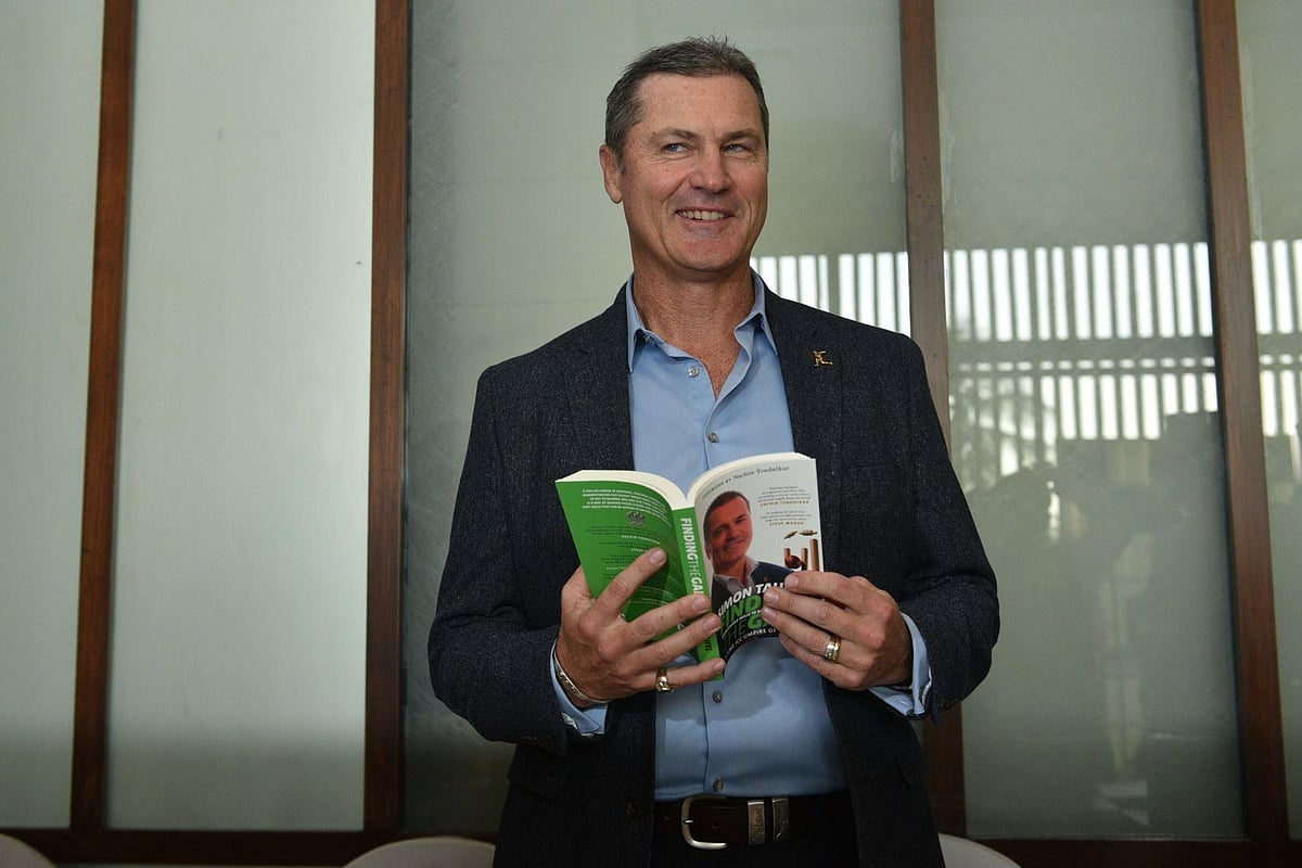 নিজের লেখা বই ‘ফাইন্ডিং দ্য গ্যাপস’–এর মোড়ক উন্মোচন অনুষ্ঠানে সাইমন টফেল