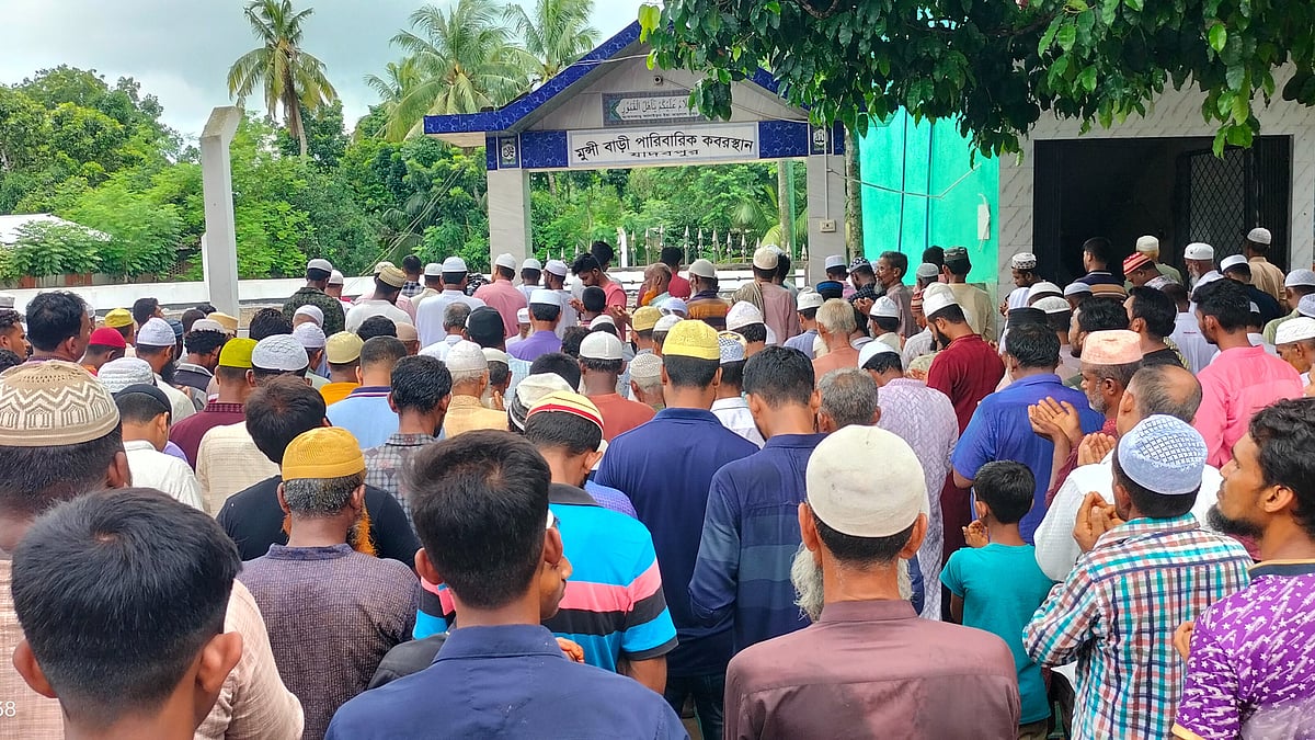 চোখের জলে যমজ দুই শিশু হাসান-হোসেনকে শেষবিদায় জানাতে গ্রামের হাজারো মানুষ তাদের জানাজায় অংশ নেন। আজ শনিবার সকালে যশোরের বাঘারপাড়া উপজেলার যাদবপুর সরকারি প্রাথমিক বিদ্যালয়ের মাঠে