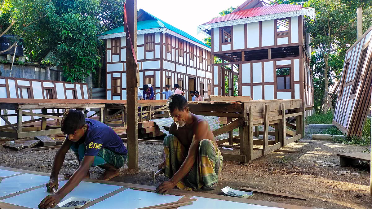 কাঠ-টিনের নকশাখচিত নান্দনিক ঘর বানাতে ব্যস্ত সময় পার করছেন শ্রমিকেরা। এ ধরনের ঘরের কদর দিন দিন বাড়ছে। গত বুধবার বিকেলে মুন্সিগঞ্জের লৌহজং উপজেলার কাঠপট্টি কলাবাগান ঘরের খোলায়