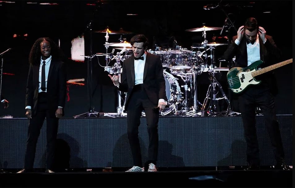 যুক্তরাজ্যে ফিরেছে পপ ব্যান্ড ‘দ্য ১৯৭৫’–এর পরিবেশনা