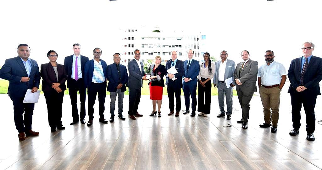 কানাডার হাইকমিশনার লিলি নিকোলসের নেতৃত্বাধীন প্রতিনিধিদলের সঙ্গে বিজিইমএইর সভাপতির ফারুক হাসানের সাক্ষাত হয়েছে। বৃহস্পতিবার ঢাকার উত্তরায় বিজিএমইএর কার্যালয়ে