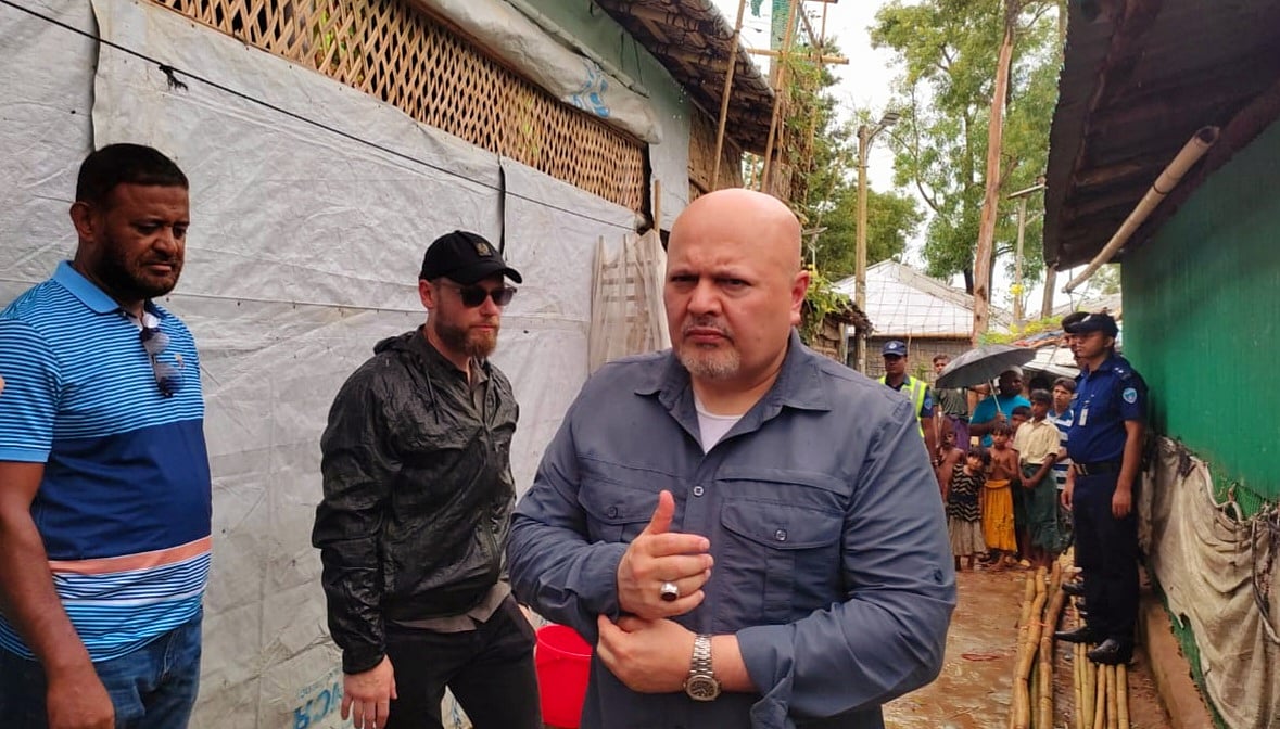 লম্বাশিয়া আশ্রয়শিবিরে (ক্যাম্প-১) আন্তর্জাতিক অপরাধ  আদালতের প্রধান কৌঁসুলি করিম আসাদ আহমাদ খান। বৃহস্পতিবার দুপুরে কক্সবাজারের উখিয়ায়