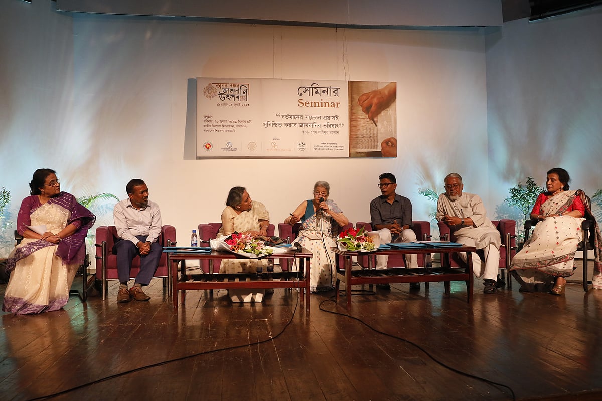 ‘বর্তমানের সচেতন প্রয়াসই সুনিশ্চিত করবে জামদানির ভবিষ্যৎ’ আলোচনা সভায় বক্তারা। বাঁ থেকে নীলুফার করিম, আইয়ুব আলী, লুভা নাহিদ চৌধুরী, হামিদা হোসেন, শেখ সাইফুর রহমান, চন্দ্র শেখর সাহা ও সাইদা রোকসানা খান। শিল্পকলা একাডেমি, ঢাকা, ২৩ জুলাই